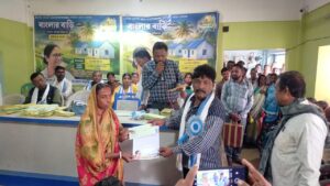 আড়গোয়াল পঞ্চায়েতে বাংলা বাড়ি প্রকল্পে অর্থপ্রাপকদের হাতে অনুমোদন ও মুখ্যমন্ত্রী শুভেচ্ছা পত্র
