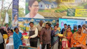 পটাশপুর-২ ব্লক সহ জেলায় উন্নয়নের নতুন জোয়ারে পঞ্চায়েতে পঞ্চায়েতে গৃহহীনদের অঢেল বাংলার বাড়ি ও কৃষিজীবীর হাতে এল সুরক্ষা কবচ।